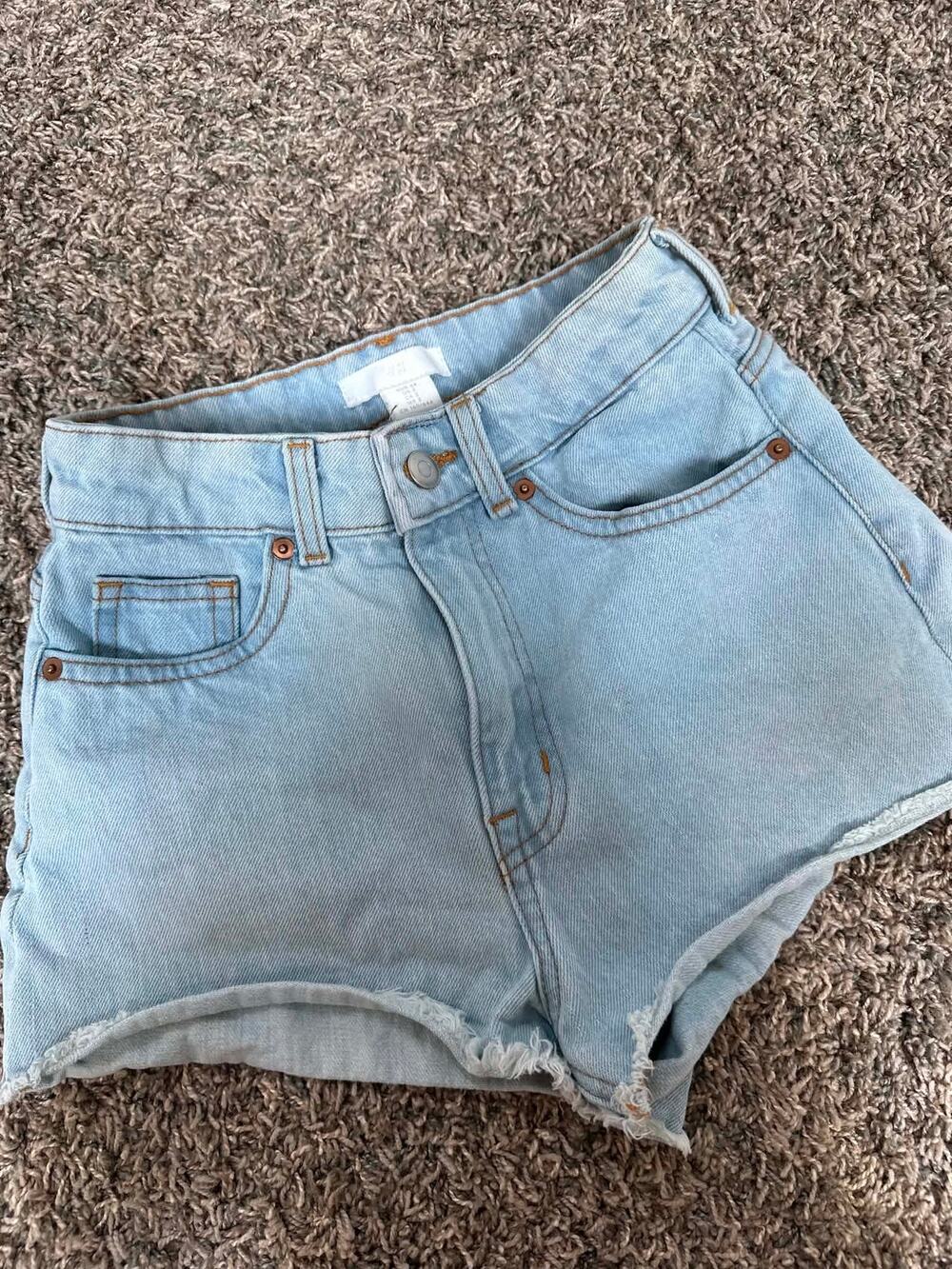 H&M High-Rise Denim Shorts - Stylish & Comfortable Size 2